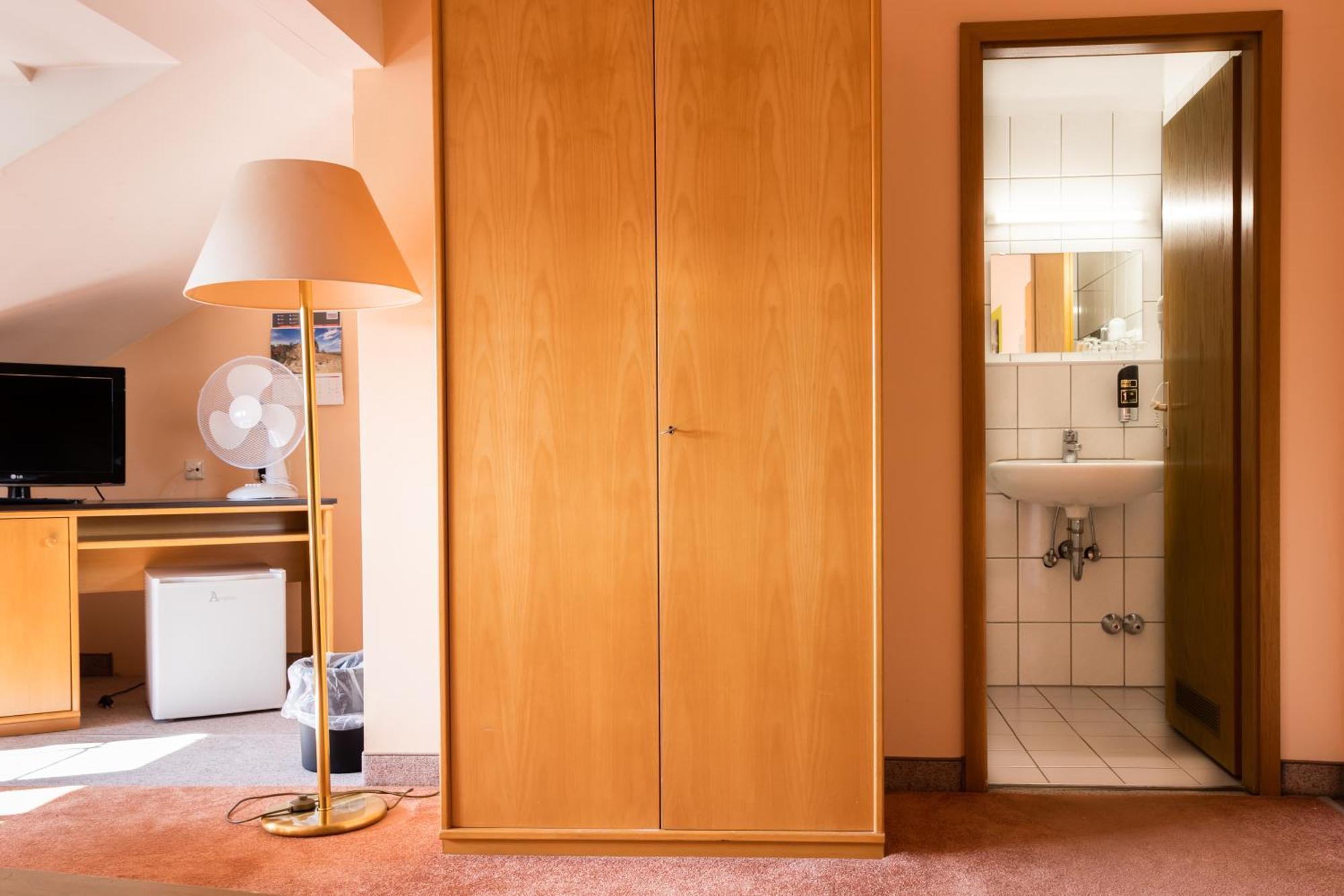 Hotelpension Zum Gockl Allershausen Esterno foto