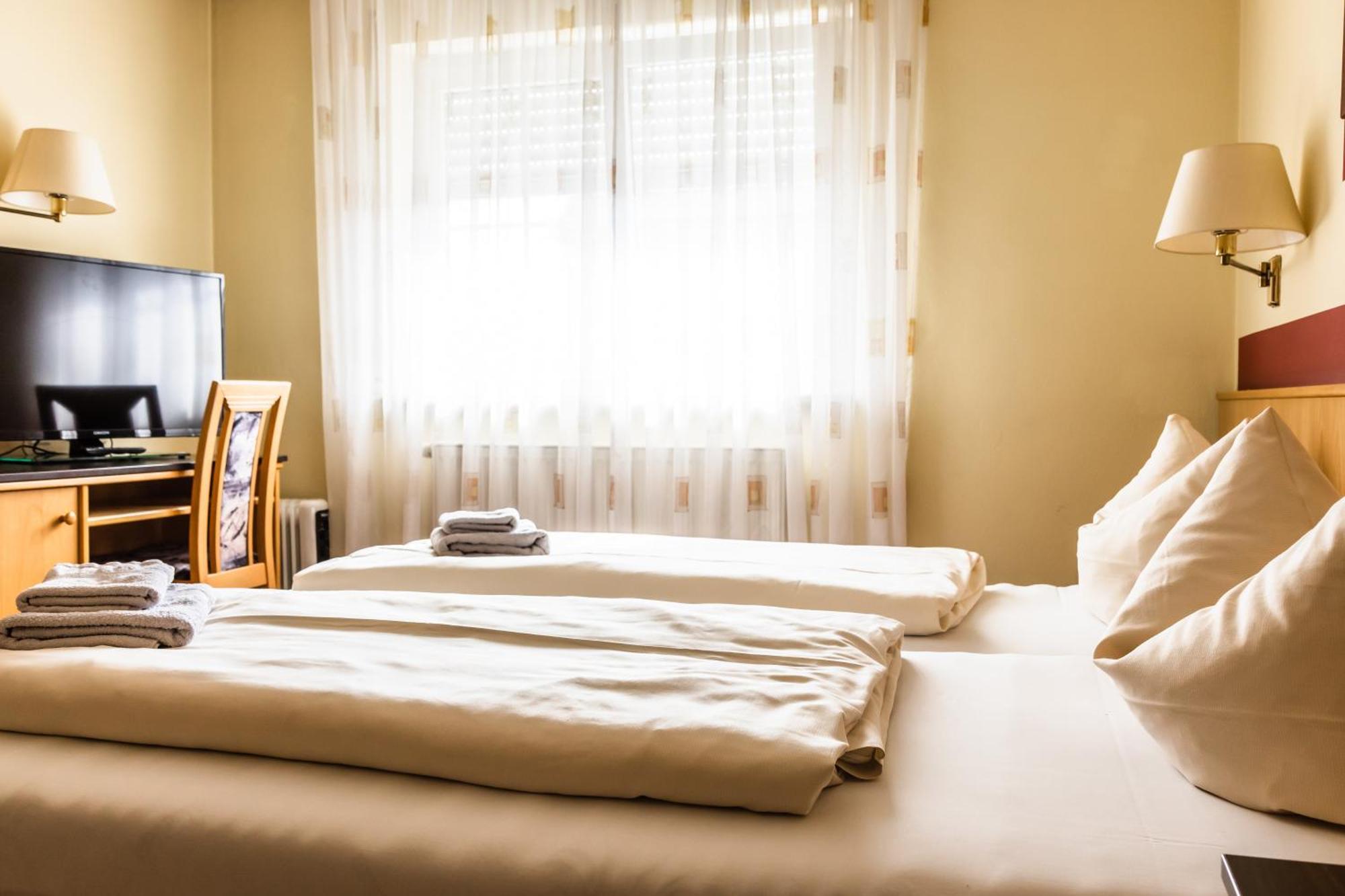 Hotelpension Zum Gockl Allershausen Esterno foto