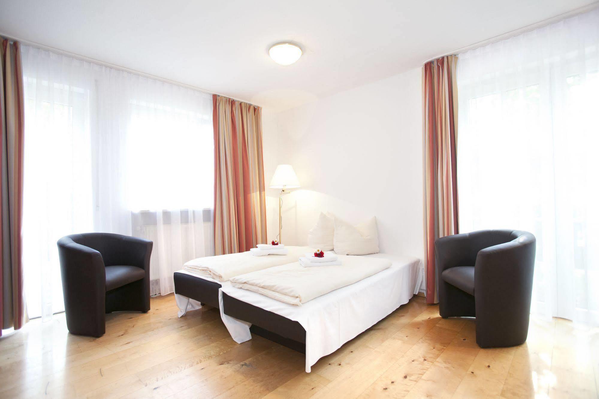 Hotelpension Zum Gockl Allershausen Esterno foto