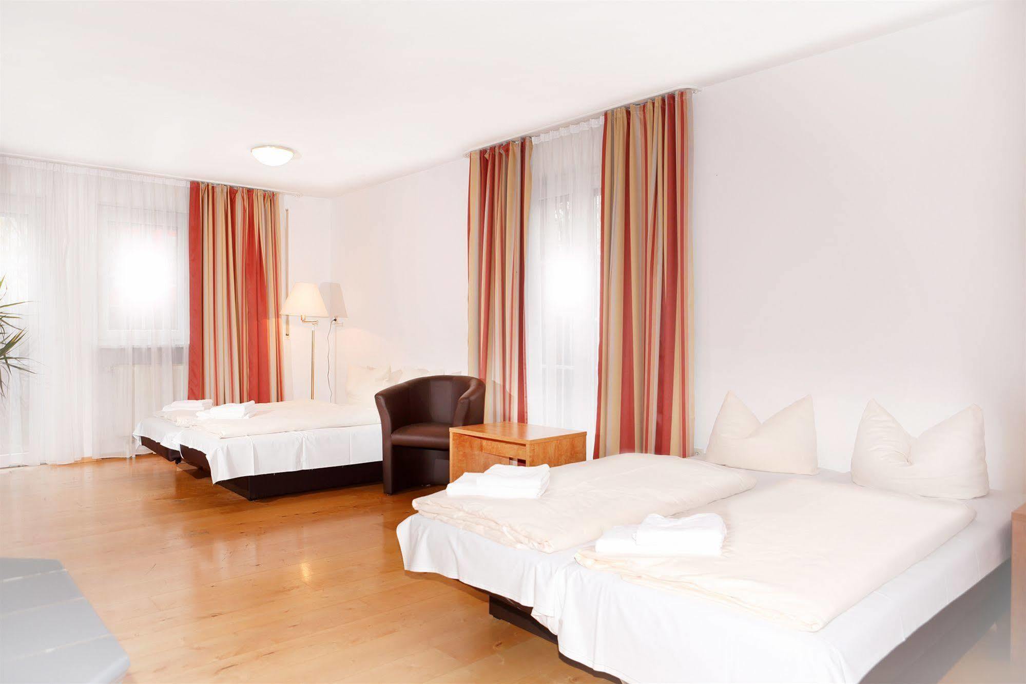 Hotelpension Zum Gockl Allershausen Esterno foto